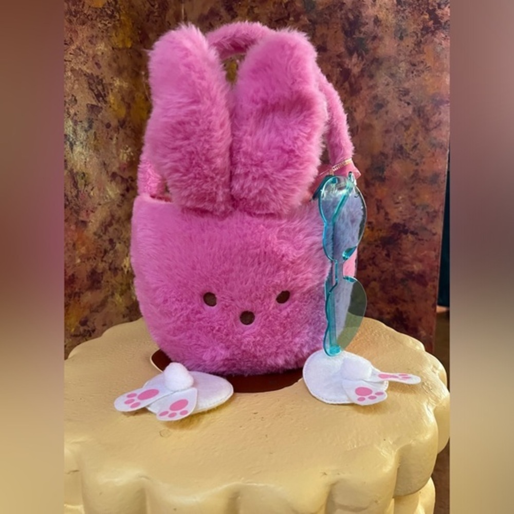 NWT🐥 Peeps fluffy basket and glasses!